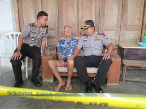Kapolres klaten, AKBP Langgeng Raharjo meminta keterangan salah satu korban, citro Sumarto 