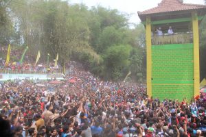 Ribuan warga tumpah ruah untuk berebut berkah kue apem ya qowiyyu